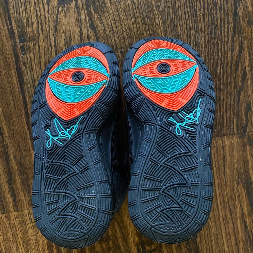 Kids Turqouise Kyrie’s. Size 4